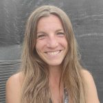 mujer de mediana edad sentada y sonriendo