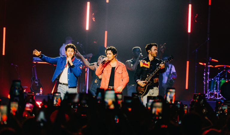 Con invitados y apelando a la nostalgia: Jonas Brothers revolucionó el Movistar