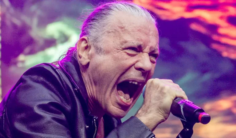 Bruce Dickinson contra fans que encendieron bengalas Ecuador: «No puedo cantar una mierda»